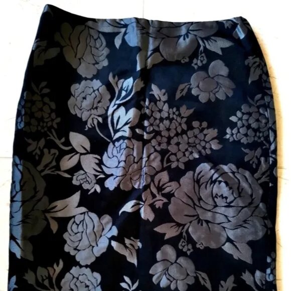 White House Black Market skirt brocade black roses - Picture 5 of 6